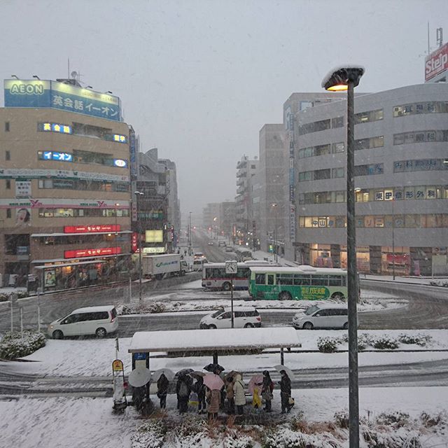 電車減らしてるので乗れない人多数